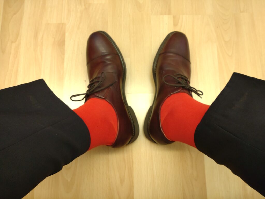 Das Fotos zeigt zwei Hosenbeine, rote Socken und braun-rötliche Herrenschuhe. Als SPD Kandidat für die NRW-Landtagswahl sei dieser Scherz erlaubt.
